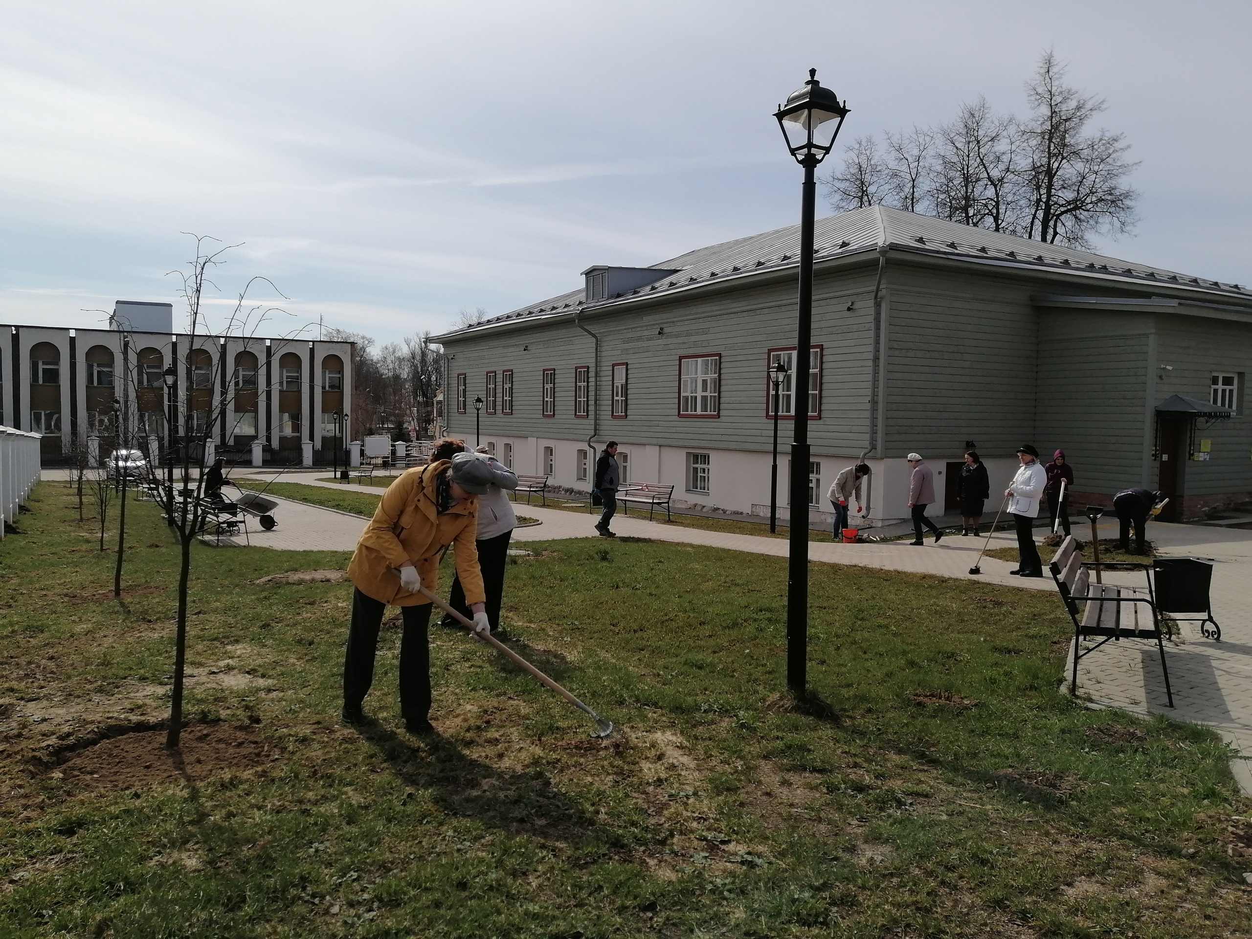 Сотрудники бежецкого музея провели субботник на территории | 13.04.2023 |  Бежецк - БезФормата