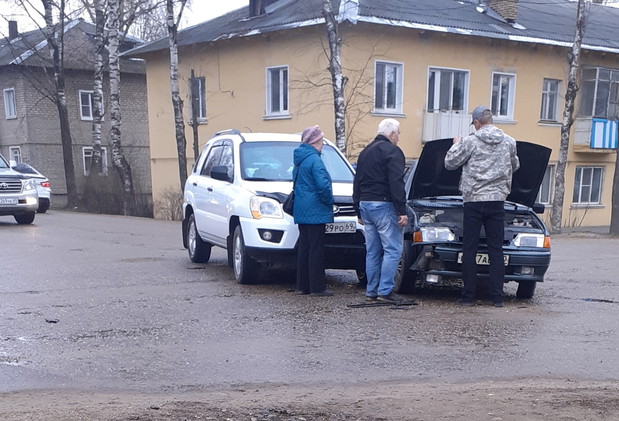 Б Бежецке на перекрестке столкнулись два автомобиля | 18.04.2023 | Бежецк -  БезФормата